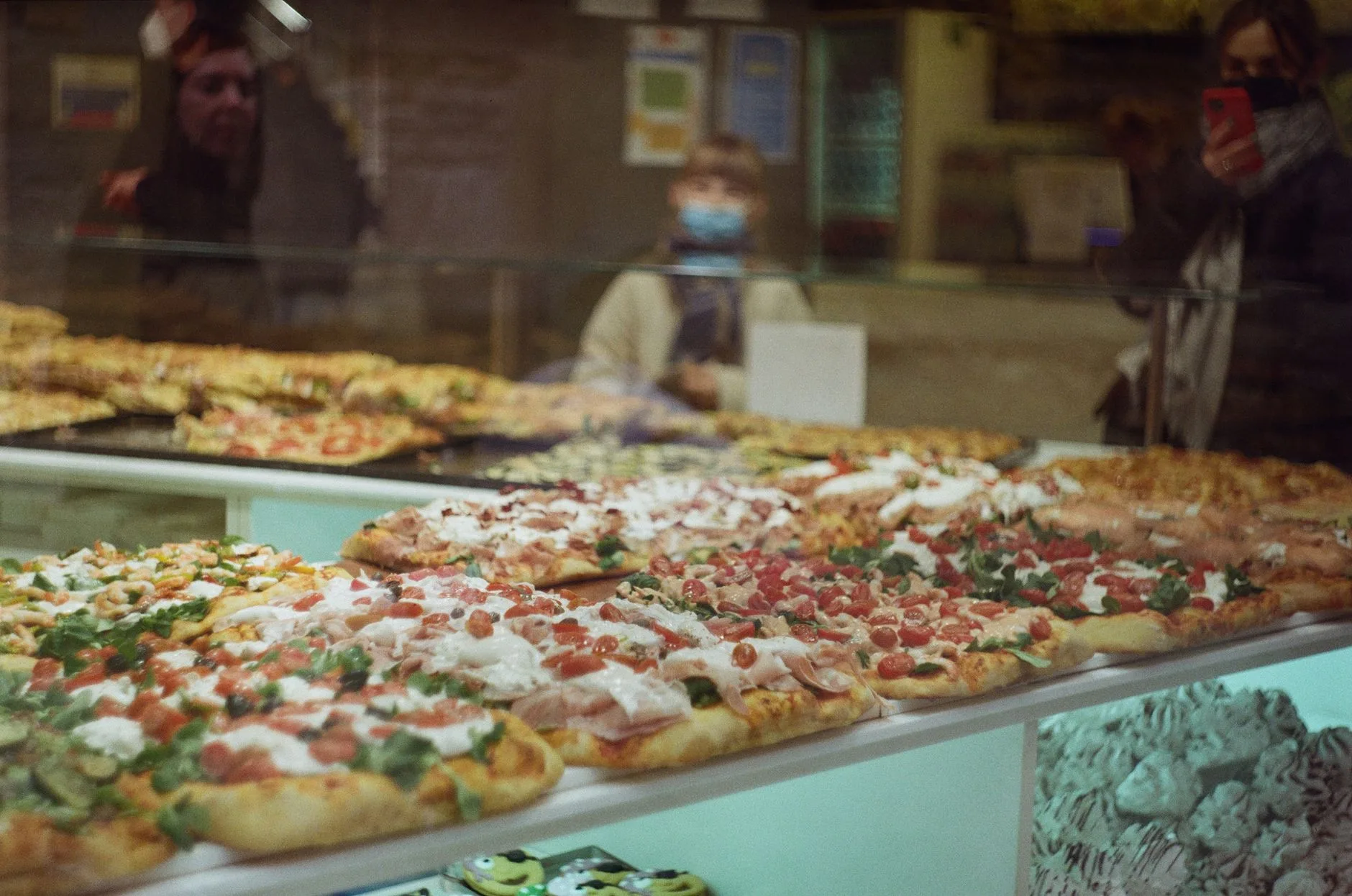 Pizza al corte: por qué arrasa en España y cómo reconocer una buena porción