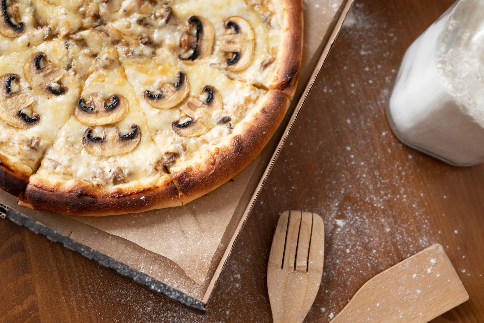 Pedir pizza directo a la pizzería o por app: en qué cambia el precio