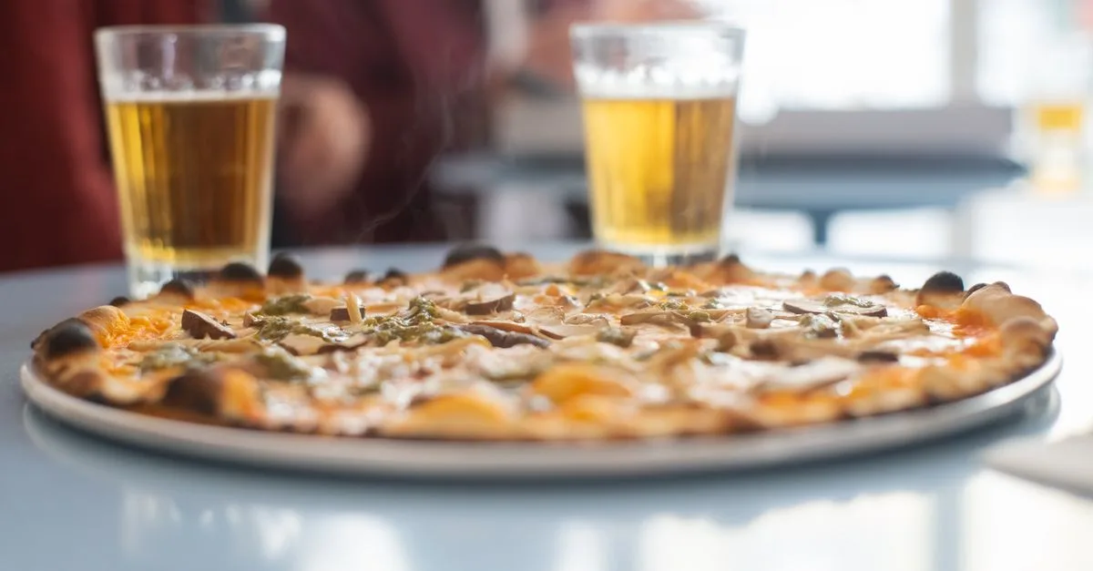 La pizza de bar de toda la vida: por qué seguimos pidiéndola