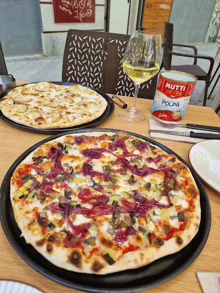 Le Crust pizza bar