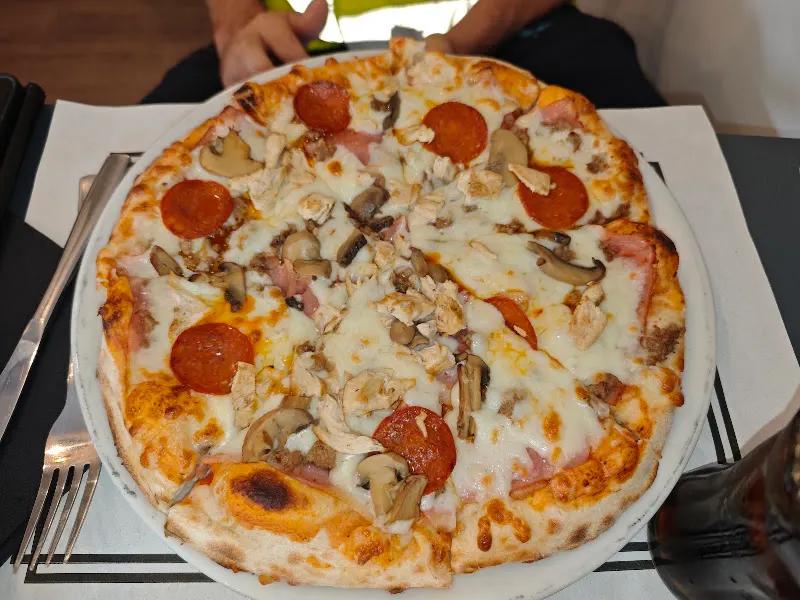 Café Milano Pizzería.