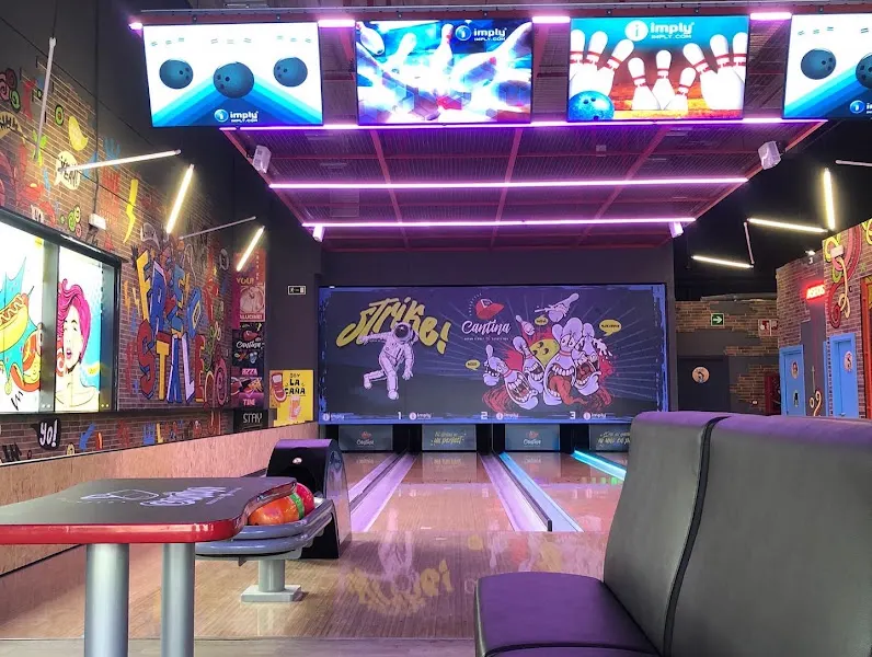 Freestyle Cantina: Sports Bar con Bolera