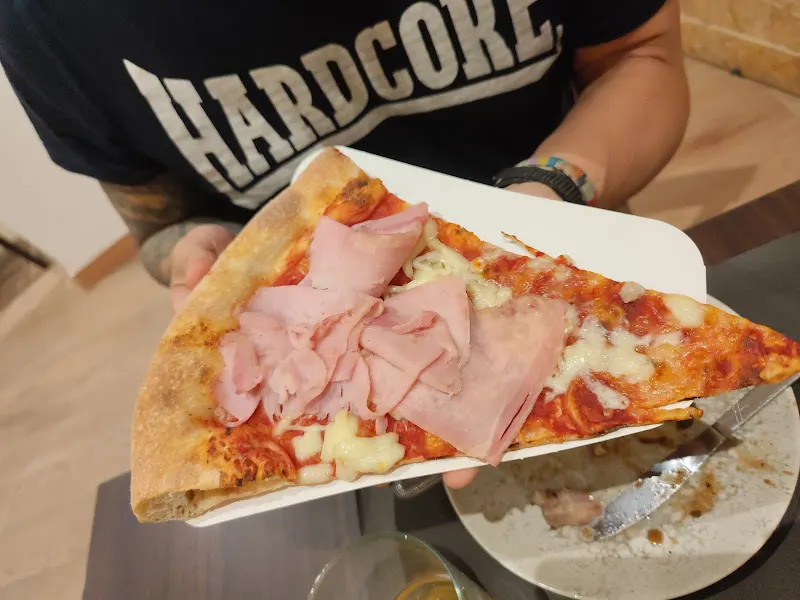 RIKIS Rostisseria y Pizzería