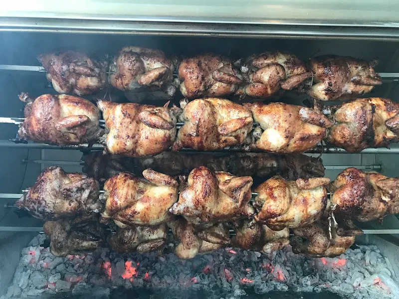 Así se Asa Pollos A La Brasa Pueblo Nuevo - Restaurante especializado en pollo en Madrid - foto 2