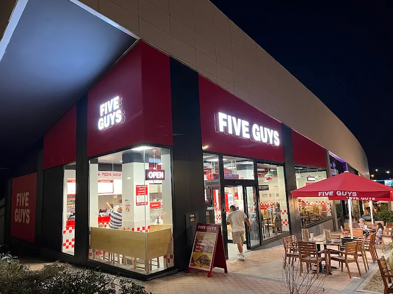 Five Guys Burgers and Fries Avenida de los Andes - Hamburguesería en Madrid - foto 2