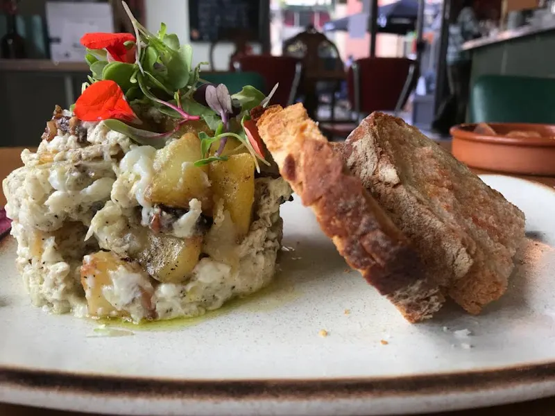 Carmesí - Cocina Fusión, Tapas. Opciones sin gluten y vegetarianas.