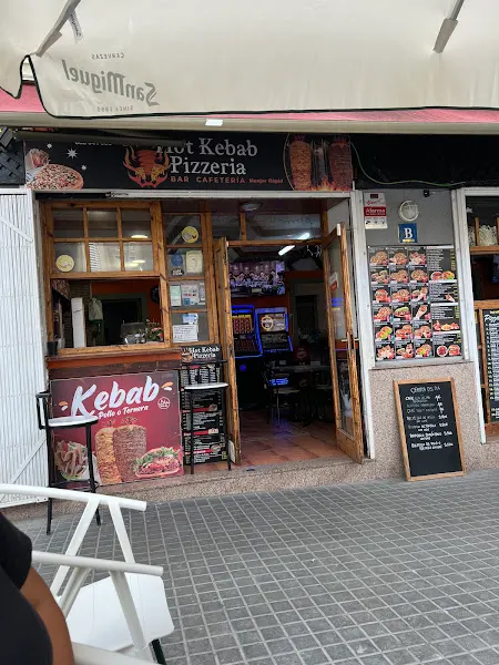 Hot kebab pizzeria bar cafetria