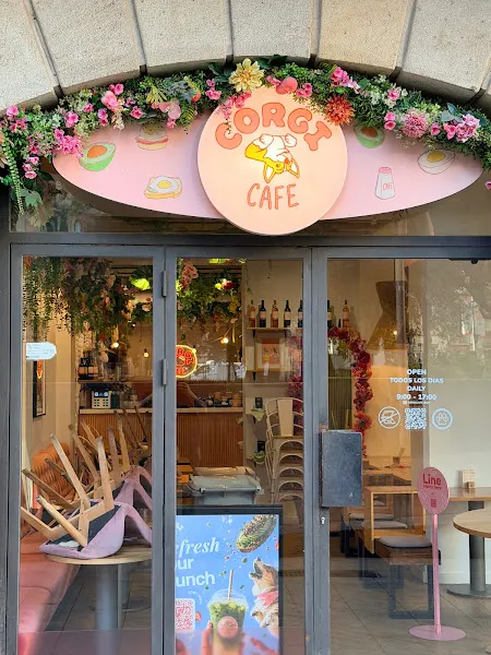 Corgi Cafe | Gótico
