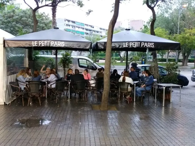 Bar Cafetería Le Petit Paris - Bar en Barcelona - foto 2