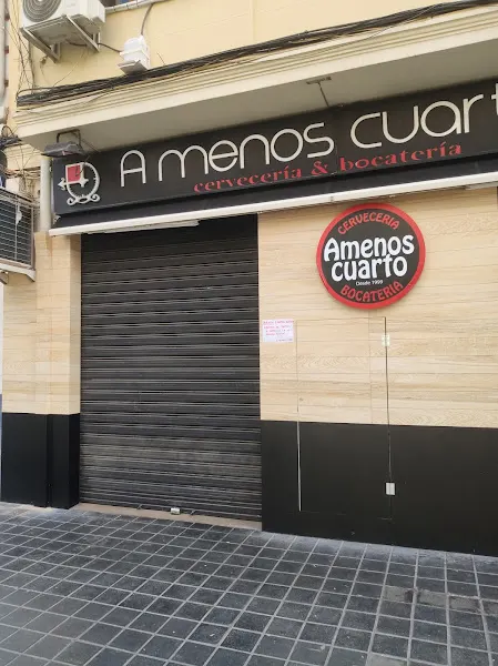 A Menos Cuarto