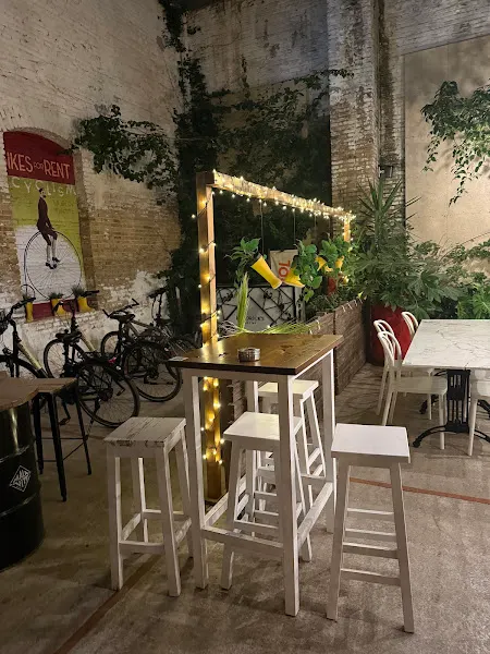 Líndala Restobar | Experiencia gastronómica con jardín en el Cabañal